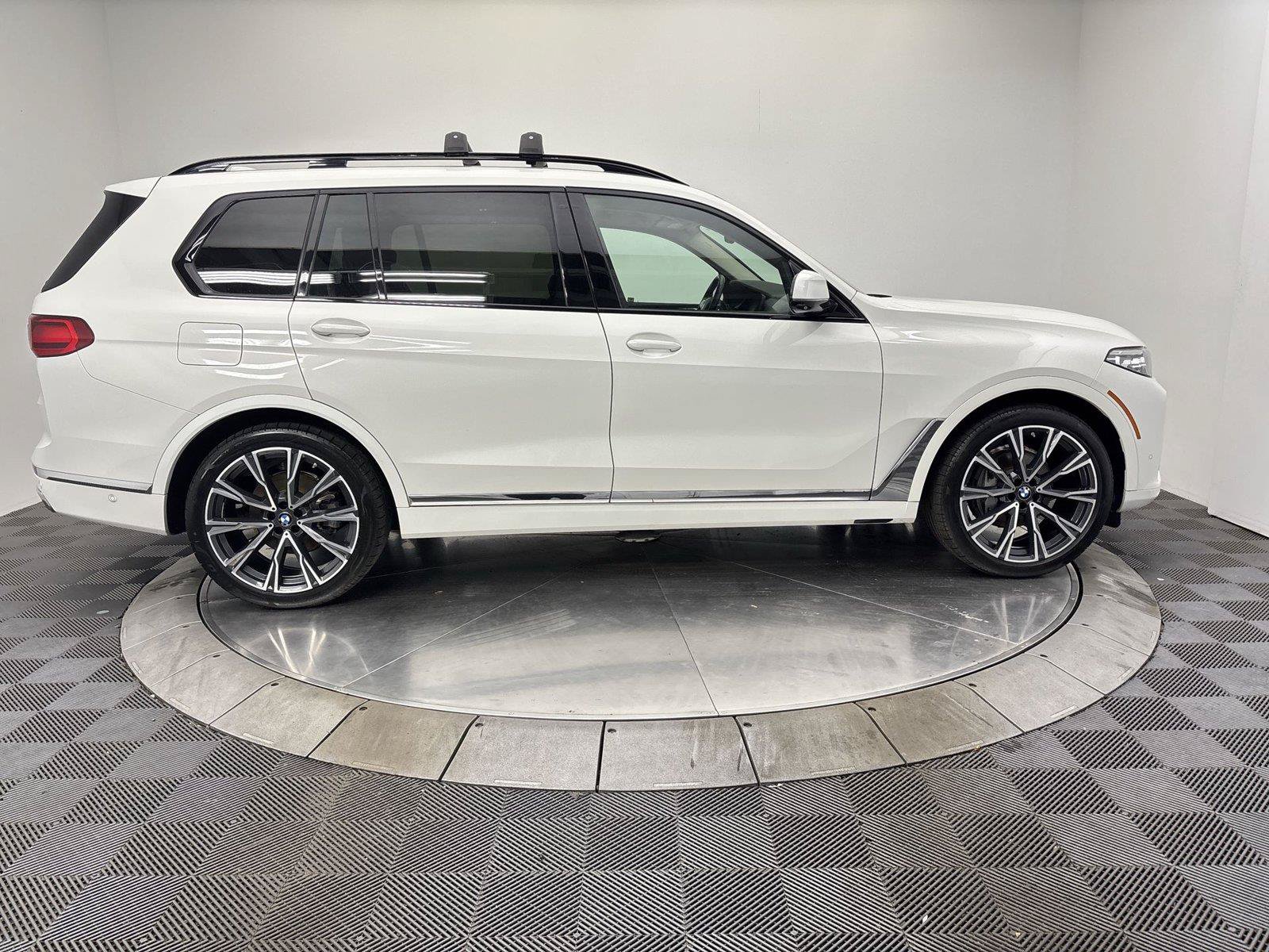 Used 2021 BMW X7 xDrive40i w/ Parking Assistance Package AWD/4WD image 17