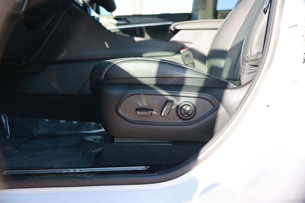 New 2025 Jeep Grand Cherokee L Overland w/ Rear Seat Video Group I image 14