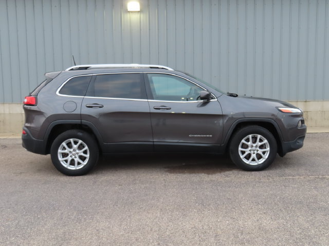 Used 2016 Jeep Cherokee Latitude w/ Comfort/Convenience Group AWD/4WD image 3