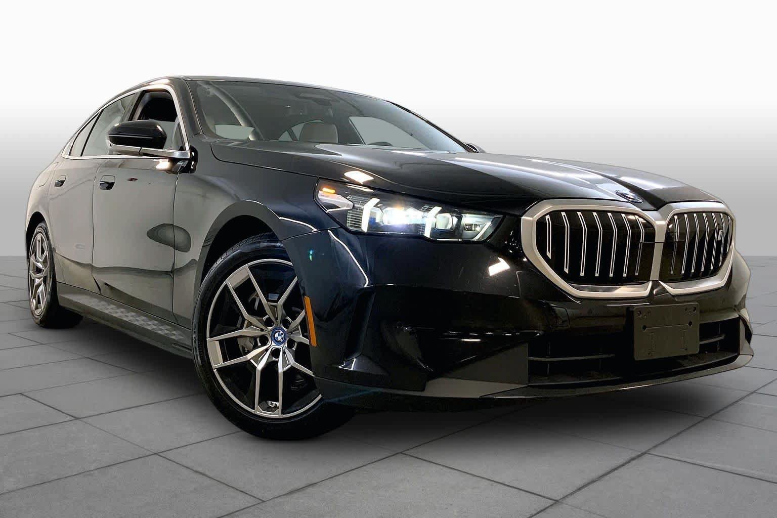 Used 2025 BMW i5 xDrive40 w/ Premium Package AWD/4WD image 2