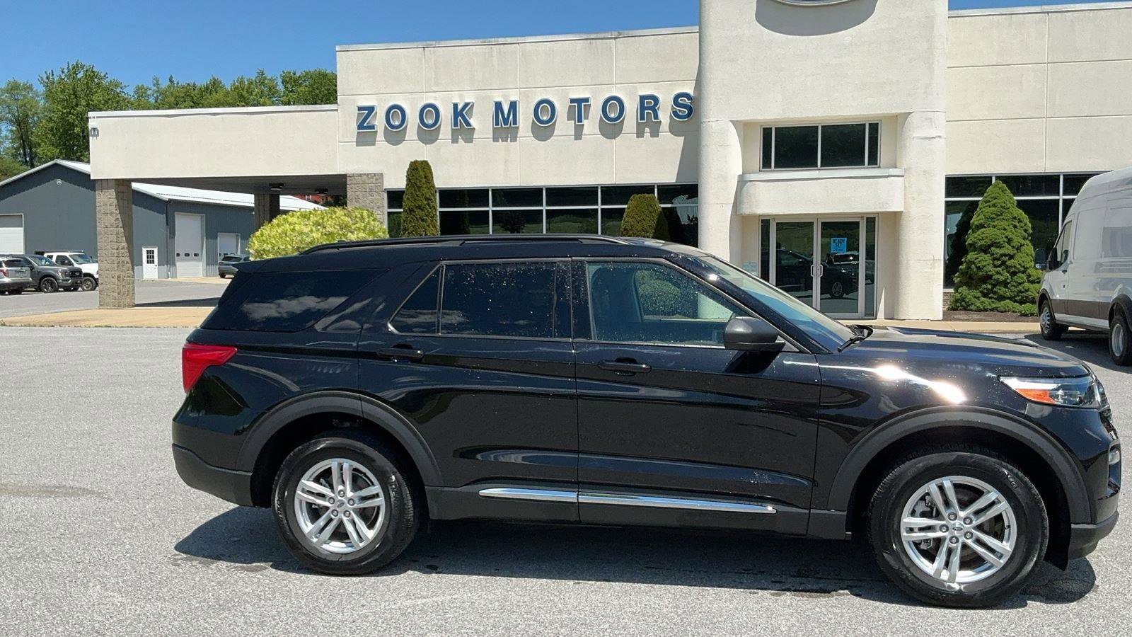 Used 2024 Ford Explorer XLT w/ Equipment Group 202A AWD/4WD image 7