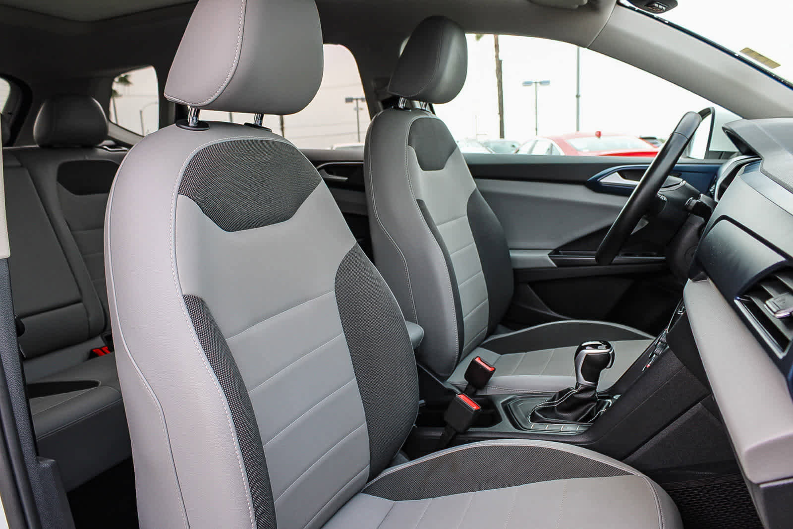 Used 2022 Volkswagen Taos SE w/ Panoramic Sunroof Package FWD image 16