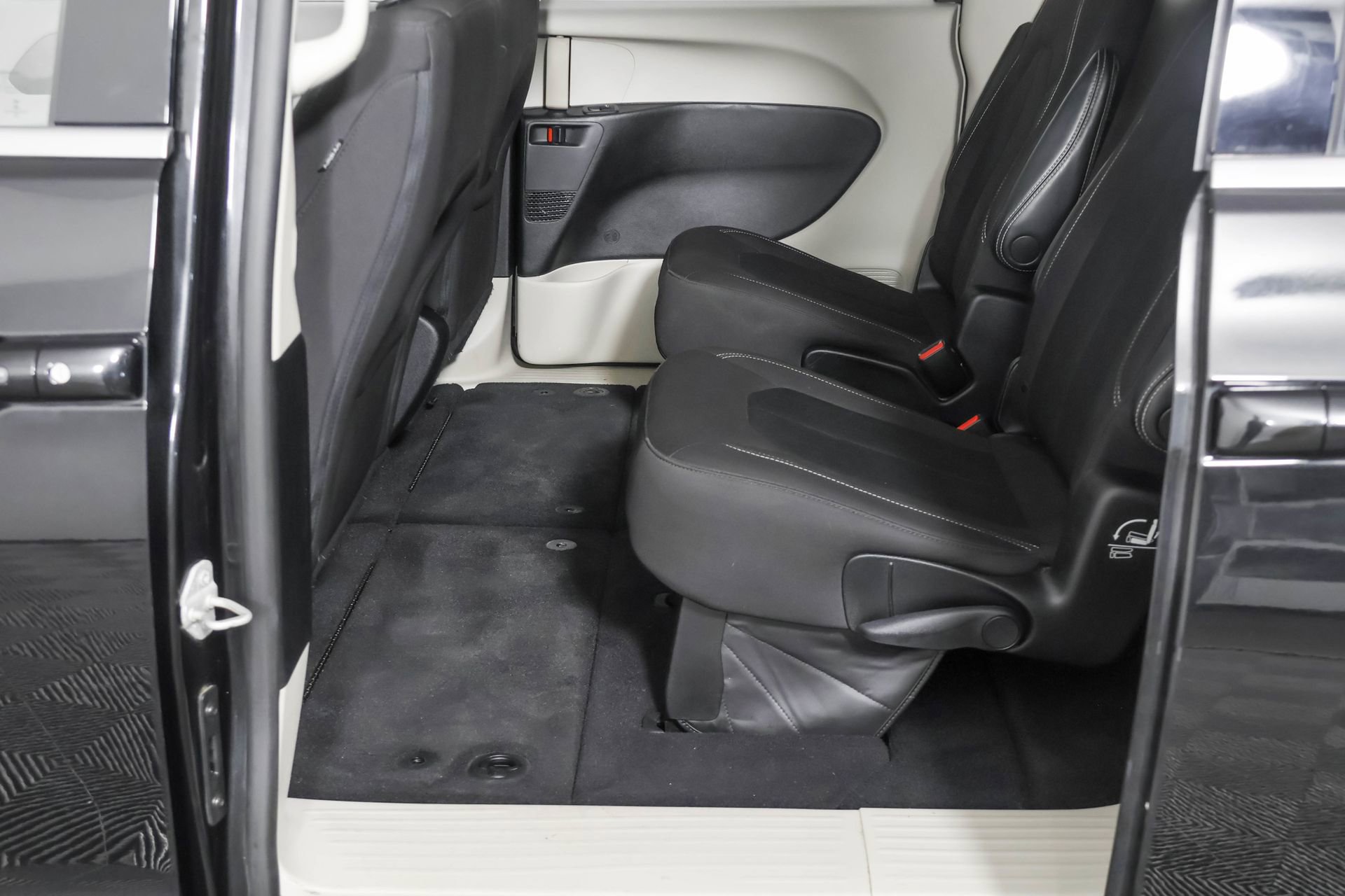 Used 2022 Chrysler Voyager LX image 34