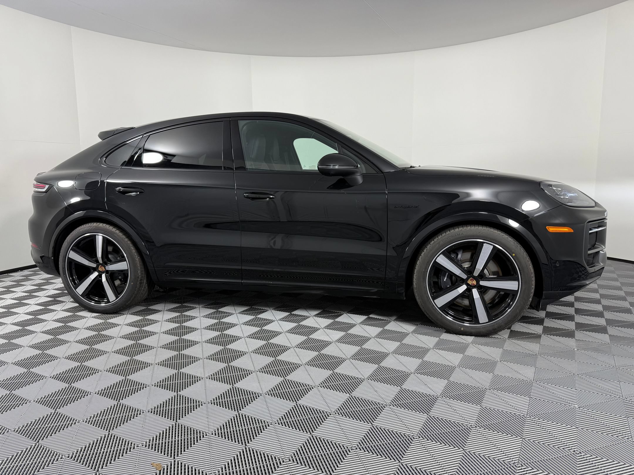 Certified 2026 Porsche Cayenne E-Hybrid Coupe AWD/4WD image 8