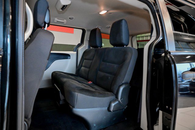 Used 2019 Dodge Grand Caravan SE w/ UConnect Hands-Free Group image 17