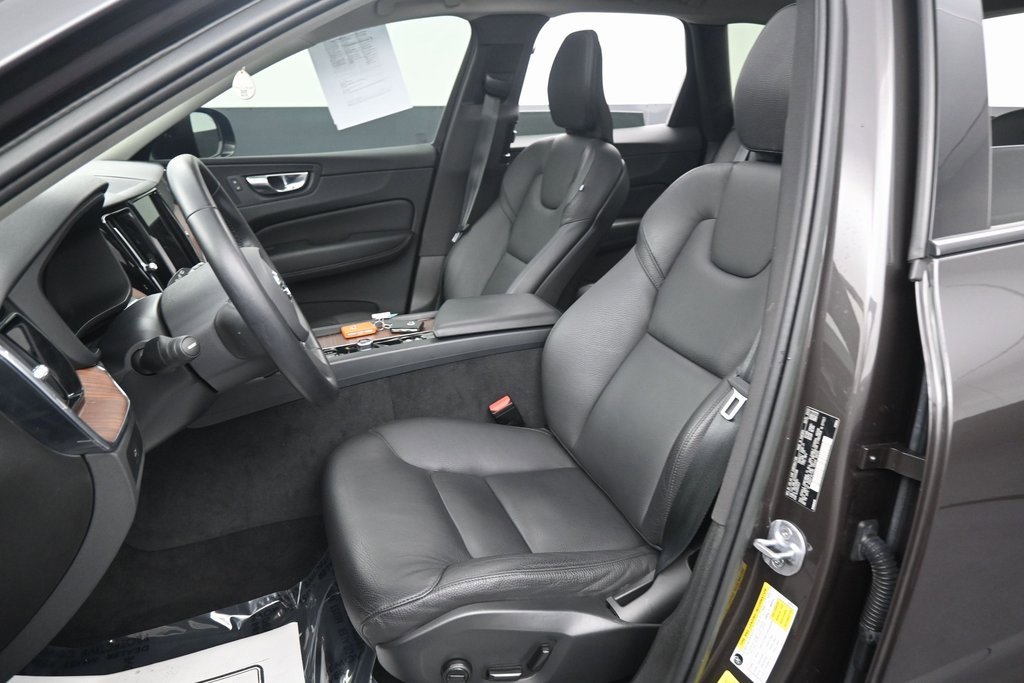 Used 2023 Volvo XC60 B5 Plus image 30