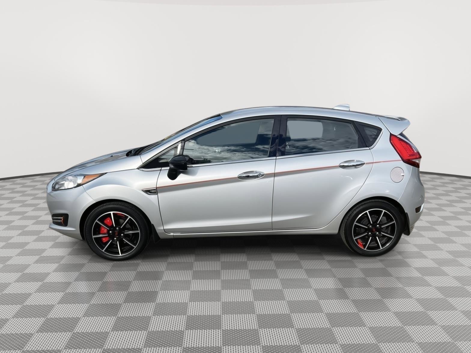 Used 2016 Ford Fiesta SE w/ SE Black Package image 4