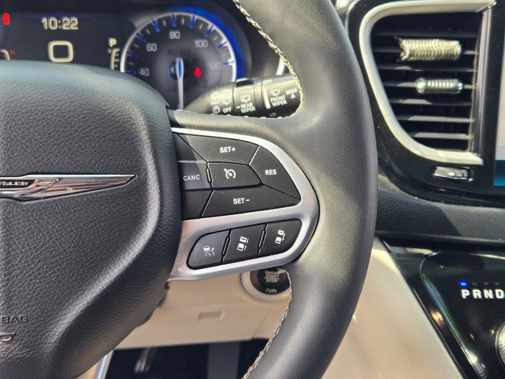 Used 2023 Chrysler Pacifica Touring-L FWD image 34