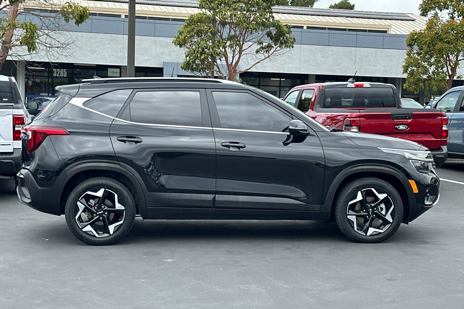 Certified 2024 Kia Seltos EX FWD image 4