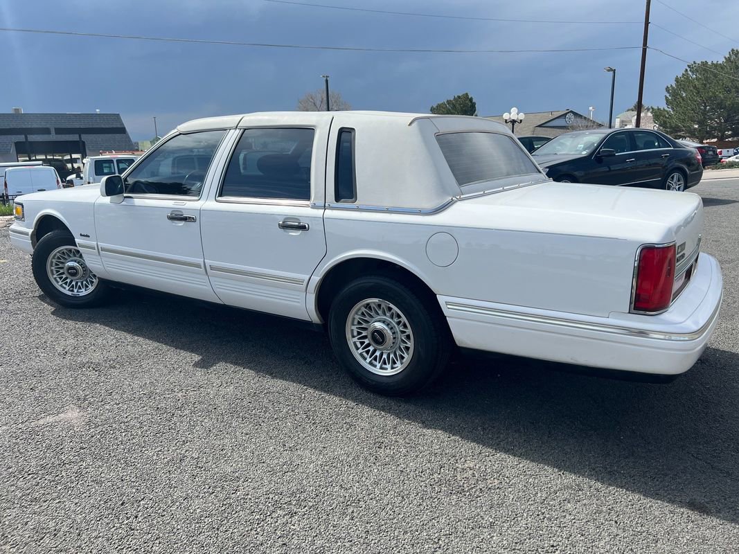 Used 1997 Lincoln Town Car Executive image 2