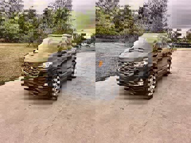 Used 2019 Ford Edge Titanium FWD image 2