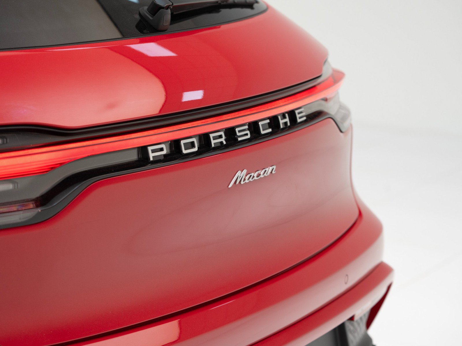 Certified 2025 Porsche Macan AWD/4WD image 13