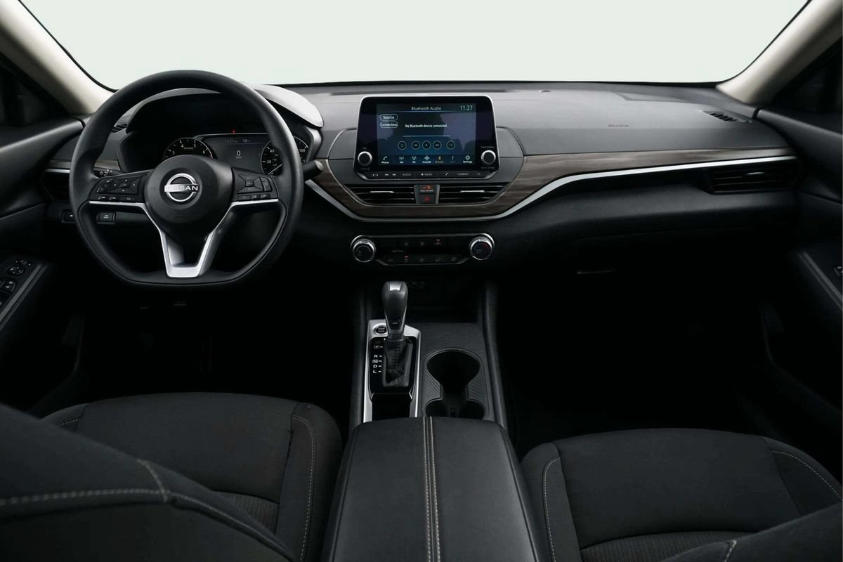 Used 2025 Nissan Altima 2.5 SV FWD image 18