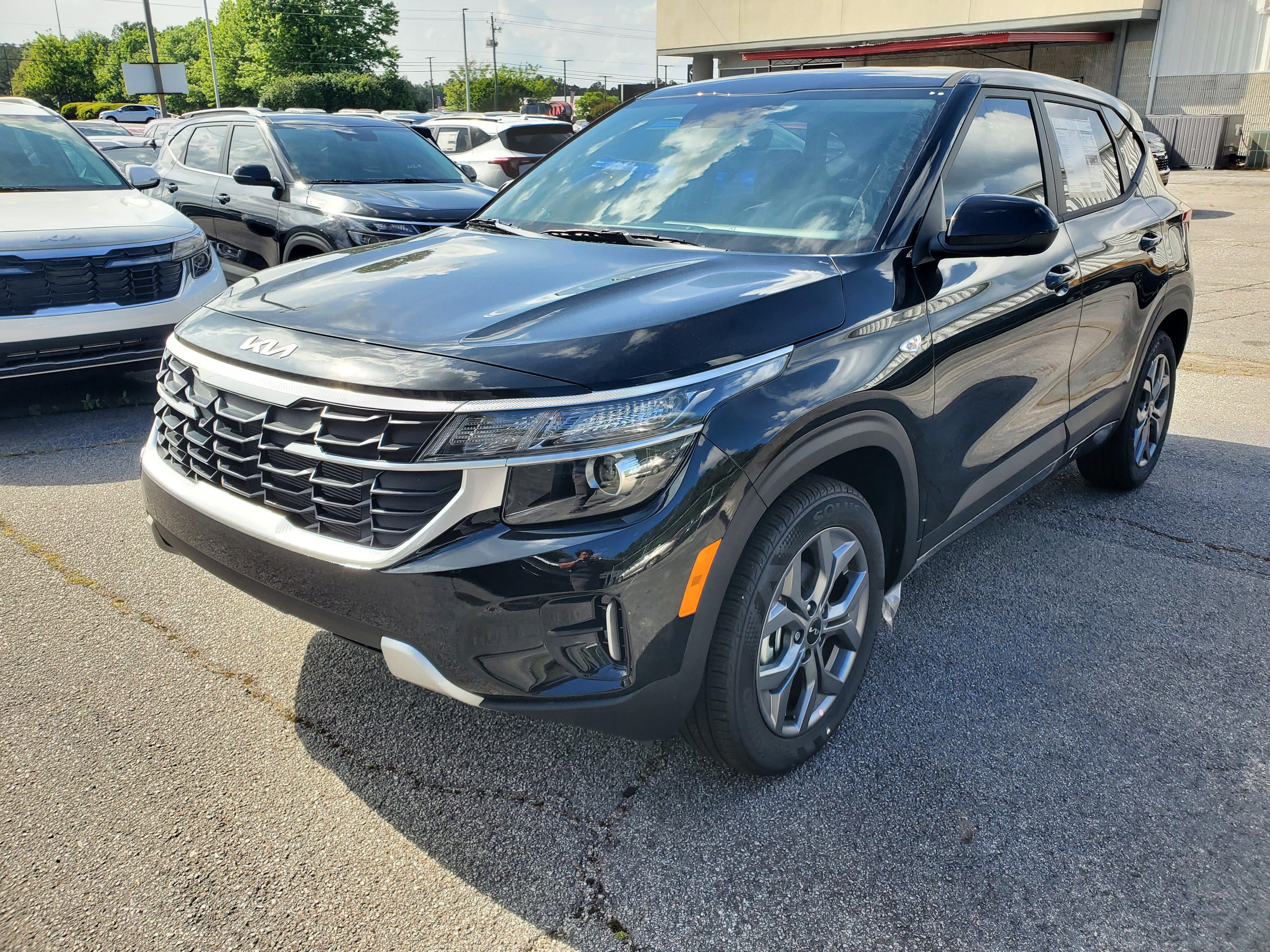 New 2026 Kia Seltos LX FWD image 3