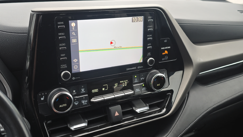 Used 2021 Toyota Highlander XLE AWD/4WD image 17