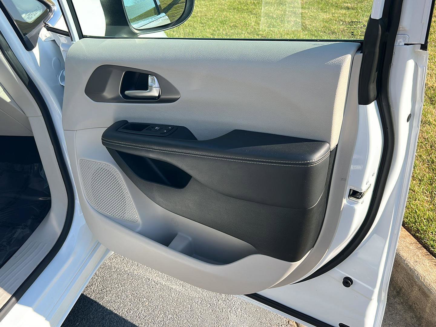 Used 2023 Chrysler Pacifica Touring-L image 15