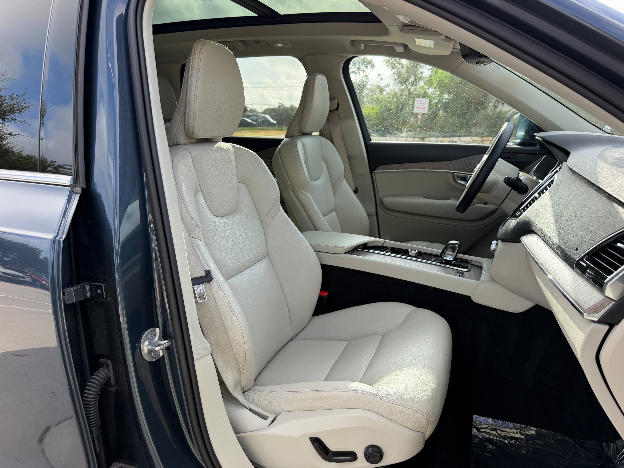 Certified 2024 Volvo XC90 T8 Plus AWD/4WD image 10