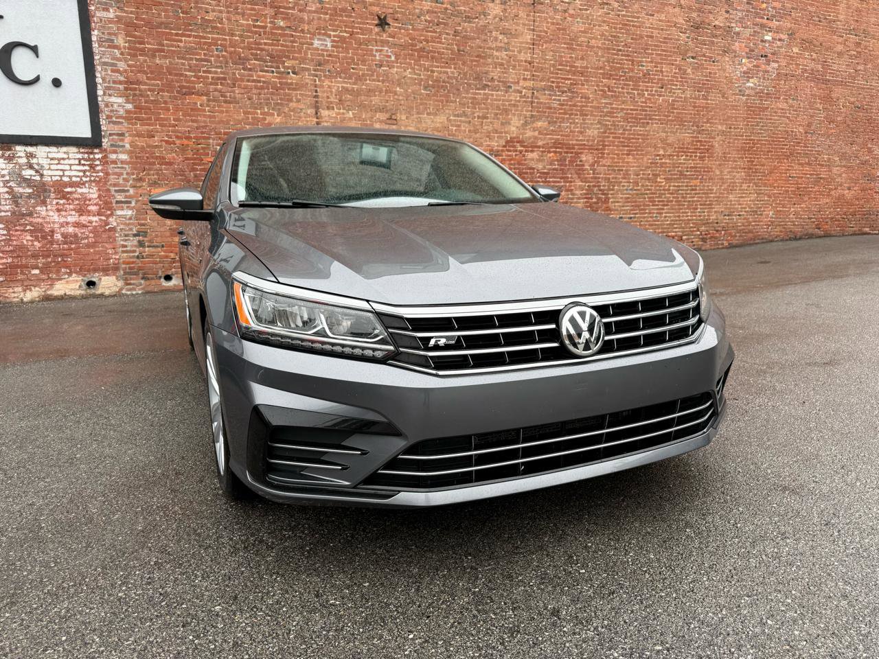 Used 2018 Volkswagen Passat 2.0T R-Line w/ R-Line Lighting Package FWD image 2