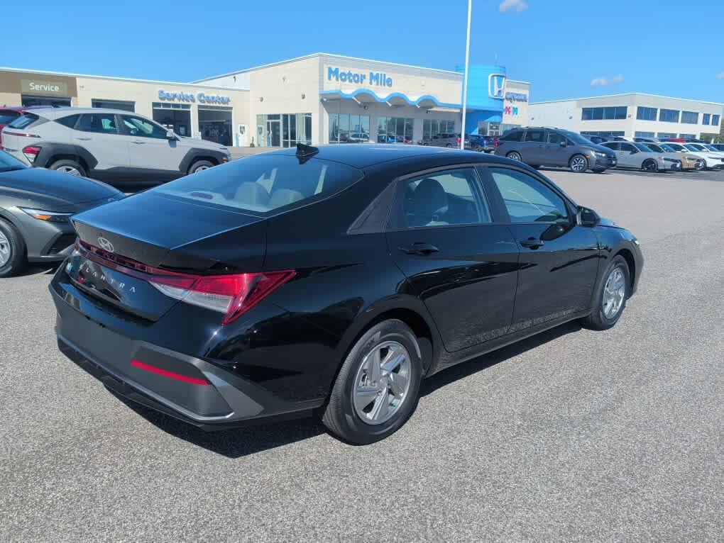 New 2026 Hyundai Elantra SE FWD image 17