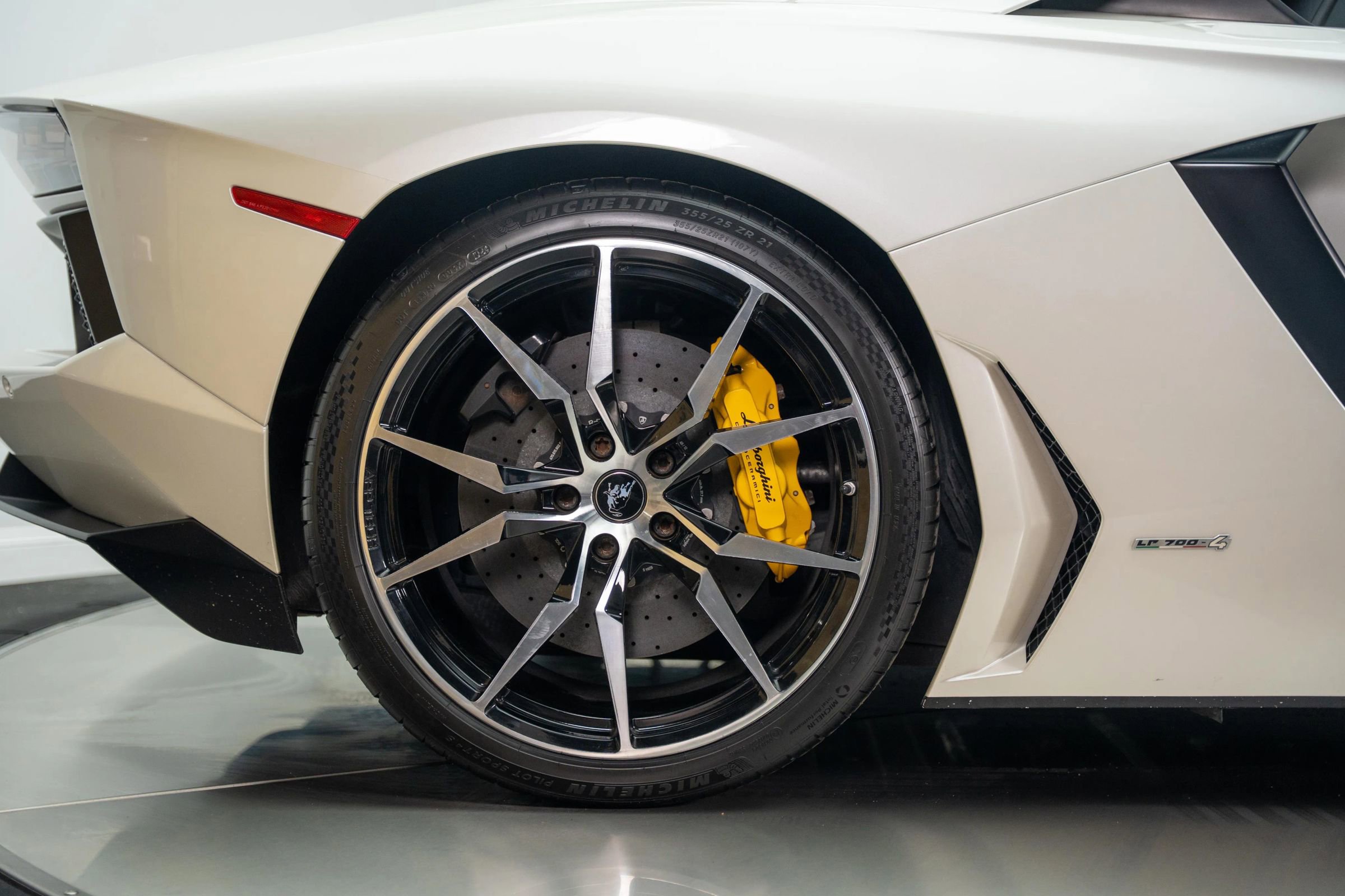 Used 2013 Lamborghini Aventador LP 700-4 image 25