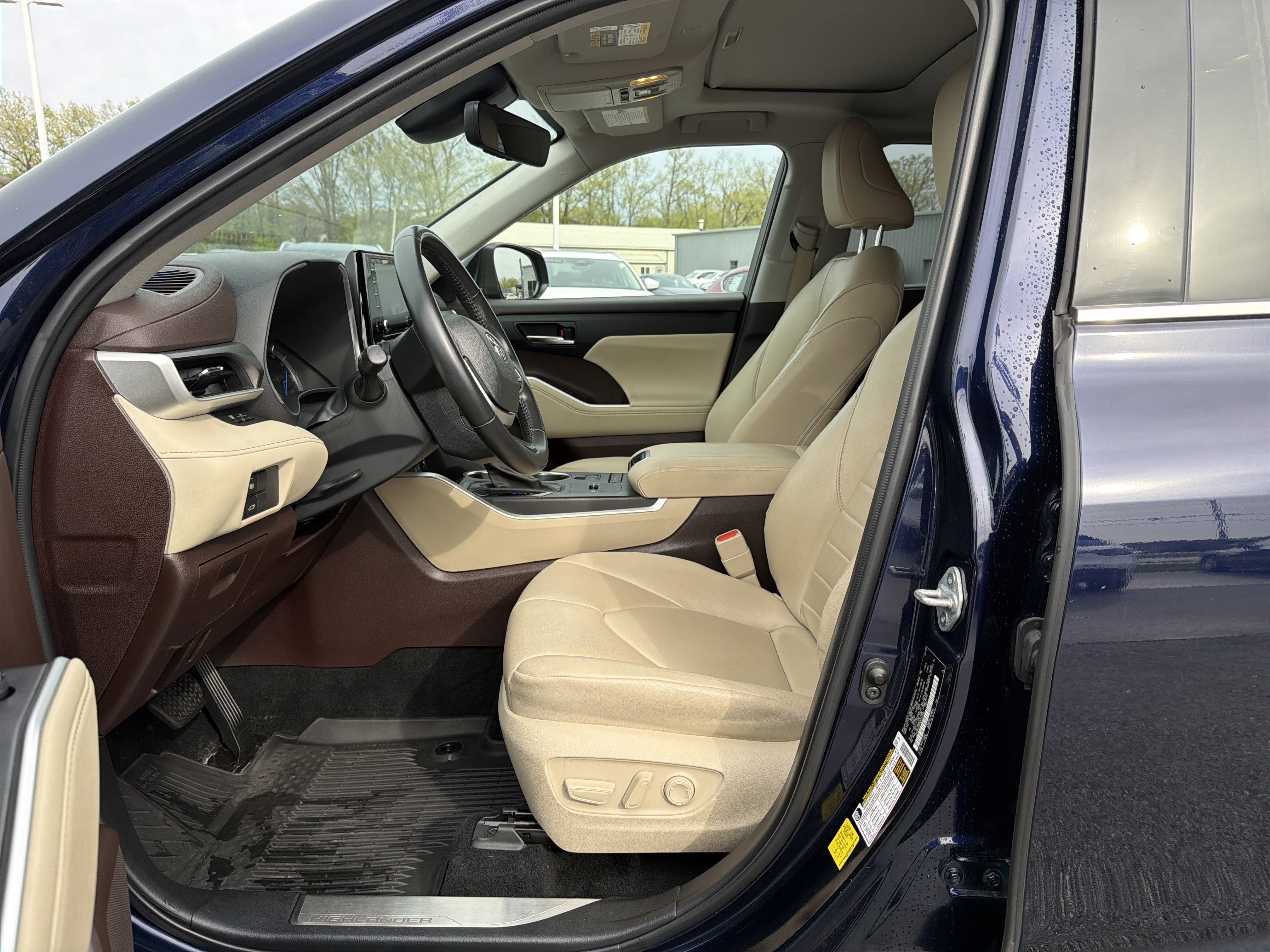 Used 2022 Toyota Highlander XLE AWD/4WD image 12