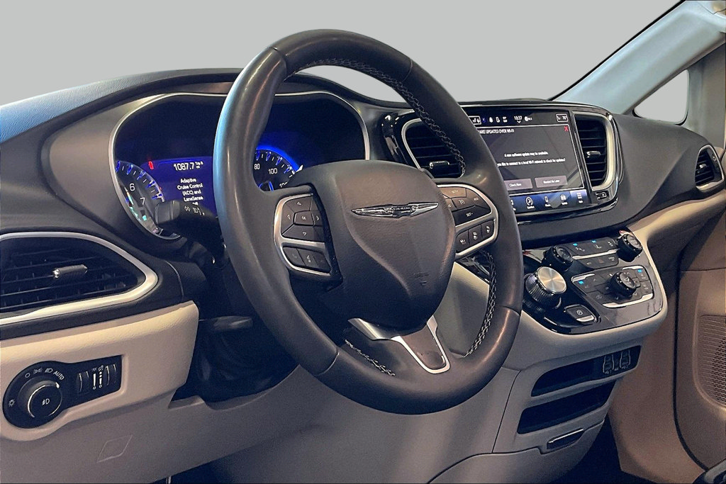 Used 2024 Chrysler Pacifica Touring-L FWD image 4