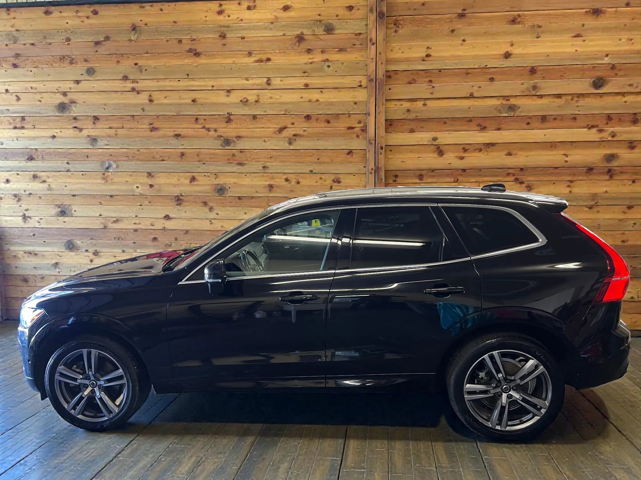 Used 2018 Volvo XC60 T6 Momentum w/ Convenience Package image 4