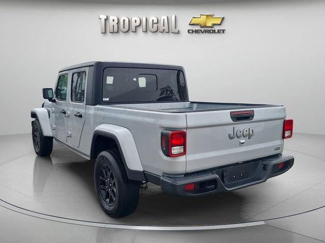 Used 2023 Jeep Gladiator Overland AWD/4WD image 2