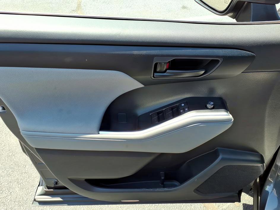 Certified 2025 Toyota Highlander LE FWD image 16