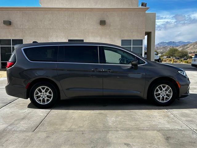 Used 2023 Chrysler Pacifica Touring-L image 11