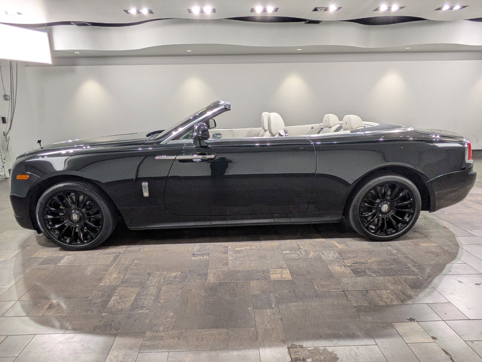 Used 2019 Rolls-Royce Dawn image 3