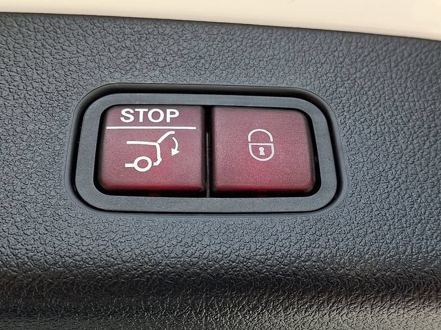 Used 2025 Mercedes-Benz GLC 300 4MATIC image 32