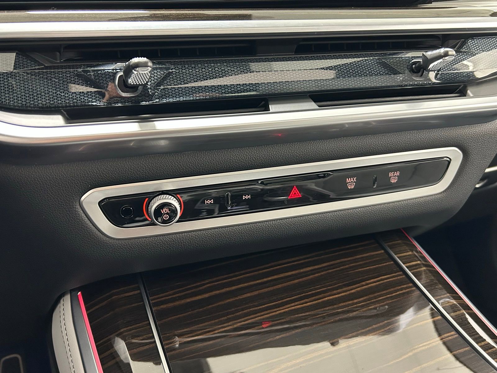 Used 2025 BMW X5 xDrive40i w/ M Sport Package image 19