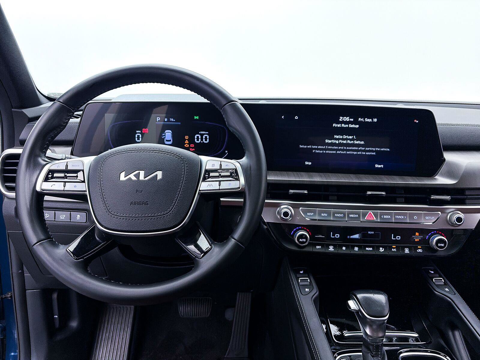 Used 2024 Kia Telluride EX w/ EX Captain's Chair Package FWD image 3