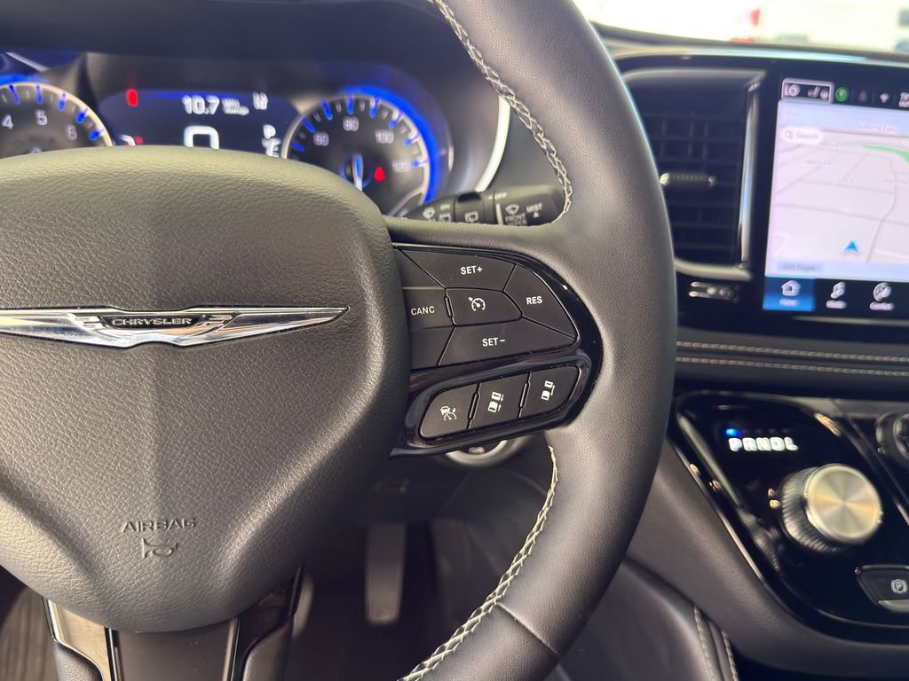 Used 2025 Chrysler Pacifica Limited image 19