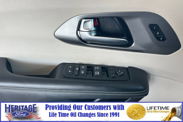 Used 2023 Chrysler Pacifica Touring-L image 11