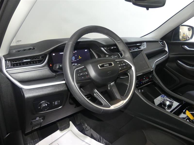 Used 2023 Jeep Grand Cherokee Laredo w/ Luxury Tech Group I AWD/4WD image 23
