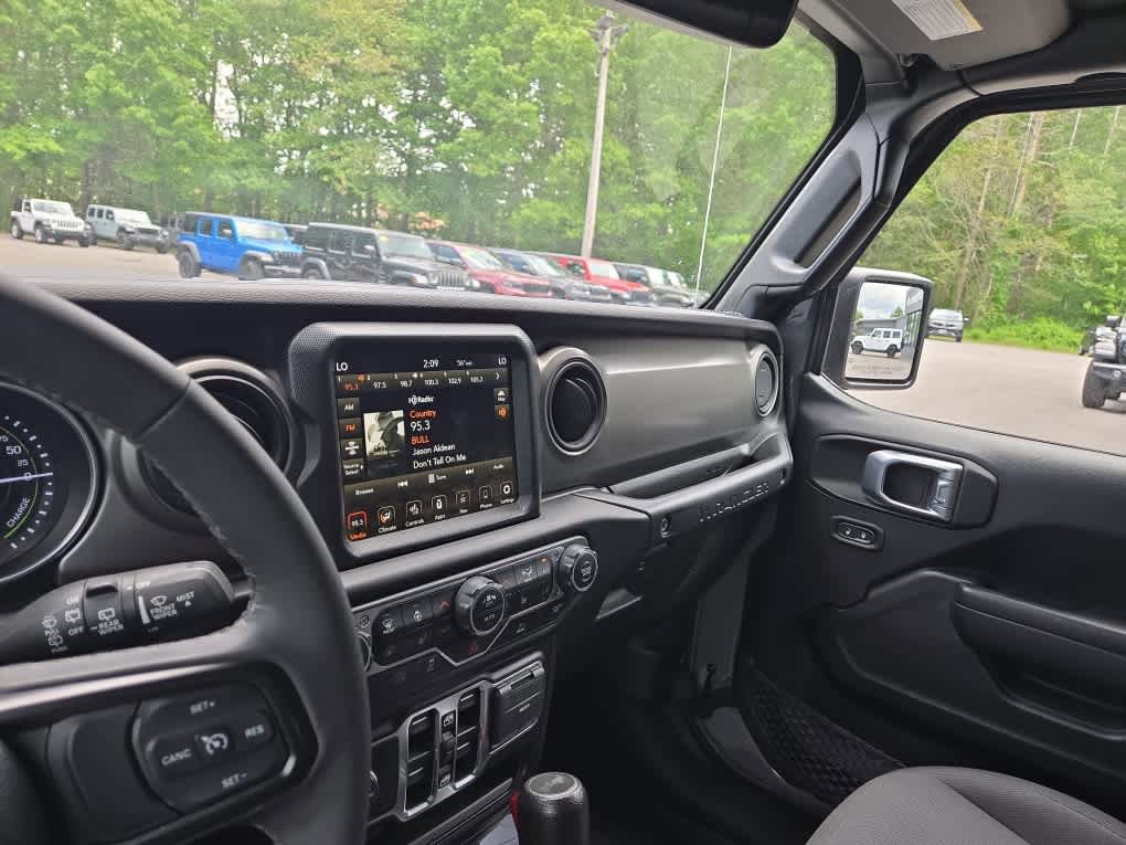 Used 2023 Jeep Wrangler Unlimited w/ Sun & Screen Package AWD/4WD image 17