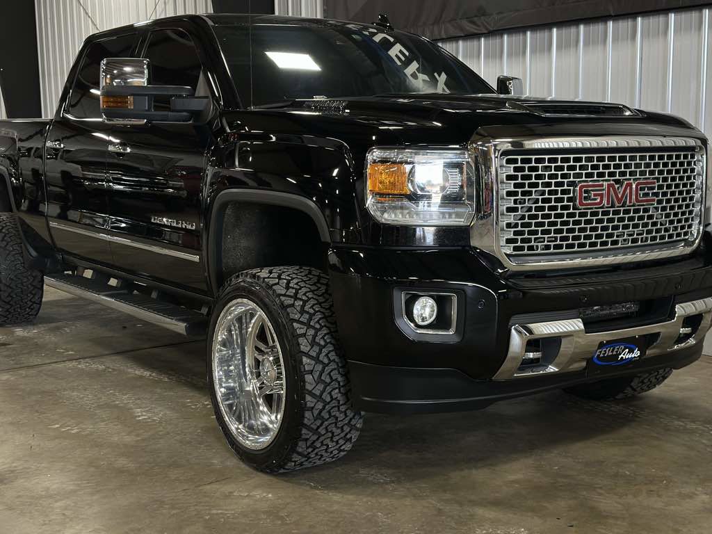 Used 2017 GMC Sierra 2500 Denali w/ Duramax Plus Package AWD/4WD image 15