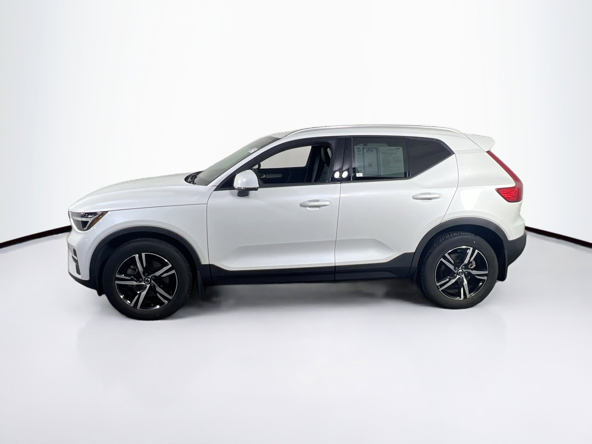 Used 2023 Volvo XC40 B5 Core w/ Climate Package image 8