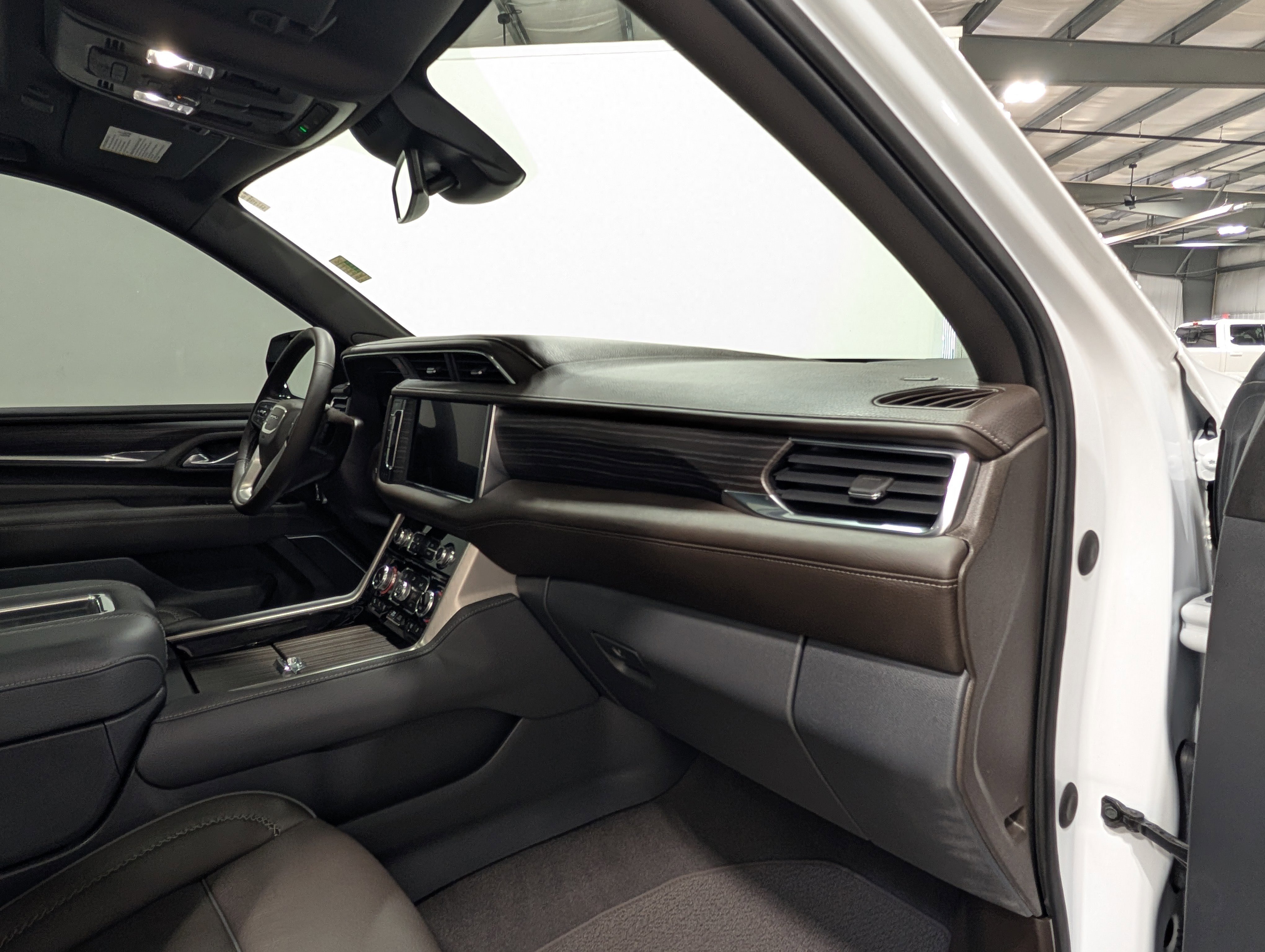 Used 2023 GMC Yukon XL Denali AWD/4WD image 26