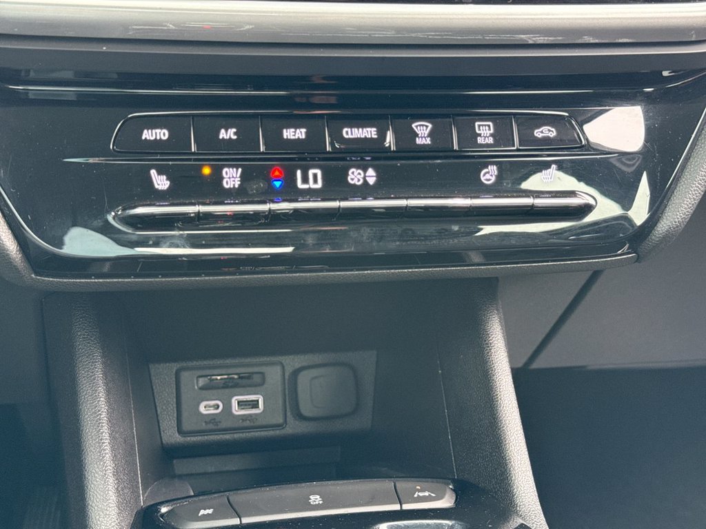 Used 2022 Chevrolet Bolt EUV LT w/ Comfort Package FWD image 19