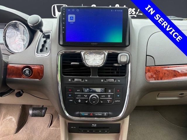 Used 2014 Chrysler Town & Country Limited w/ Trailer Tow Group FWD image 9