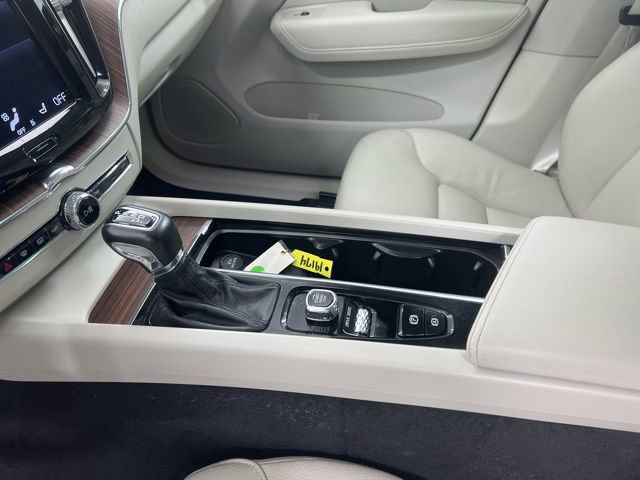 Used 2021 Volvo XC60 T5 Momentum w/ Protection Package Premier image 15