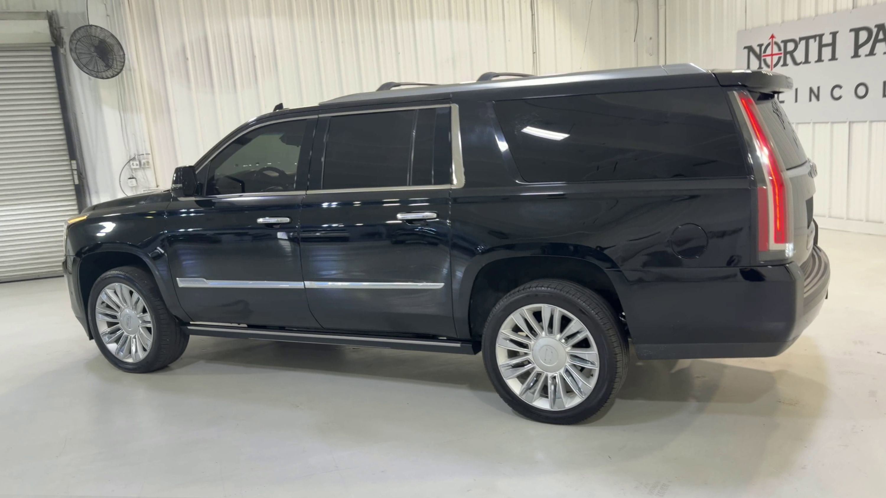 Used 2017 Cadillac Escalade ESV Platinum RWD image 7