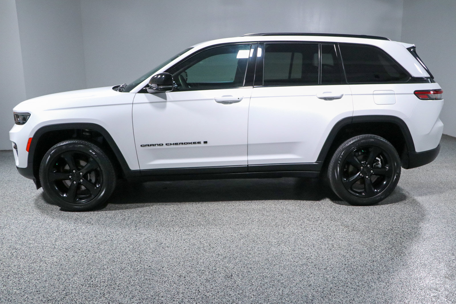 Used 2023 Jeep Grand Cherokee Altitude AWD/4WD image 10