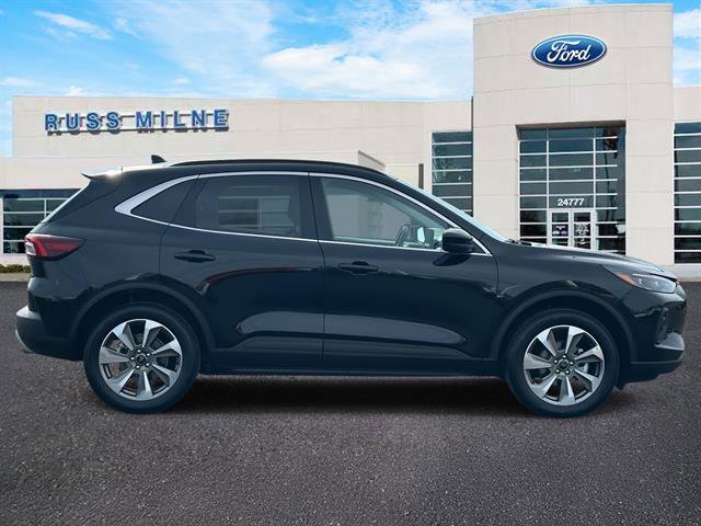 Used 2025 Ford Escape Platinum AWD/4WD image 2