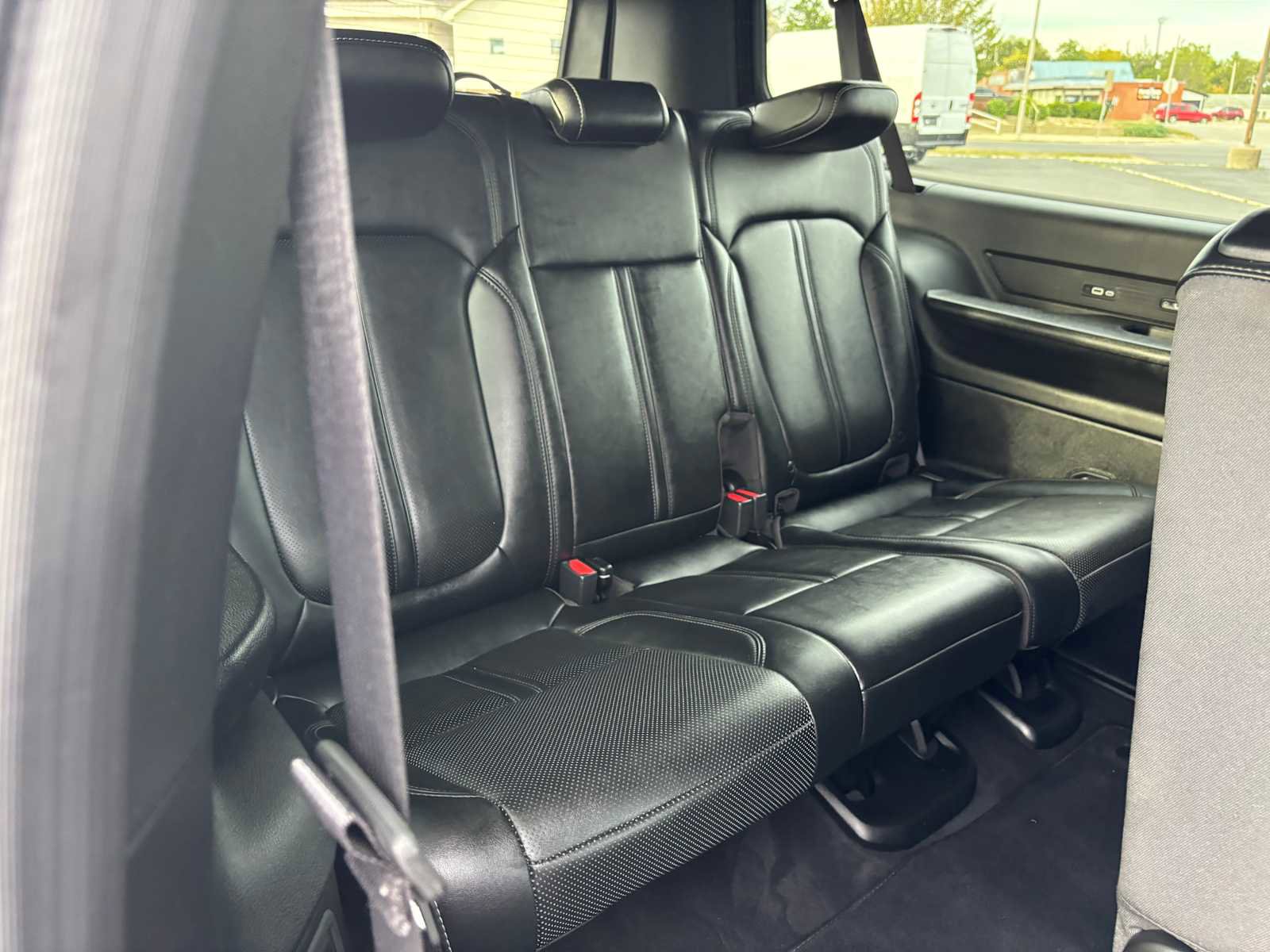 Certified 2024 Jeep Wagoneer L Series III w/ Flexible Seating Group image 13