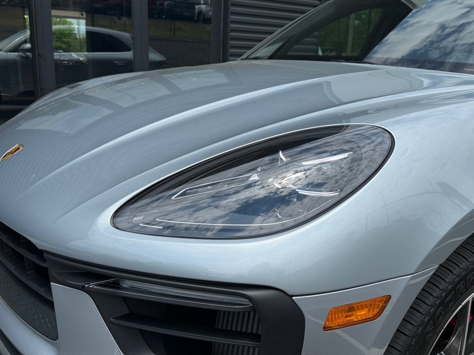 Certified 2022 Porsche Macan S AWD/4WD image 13