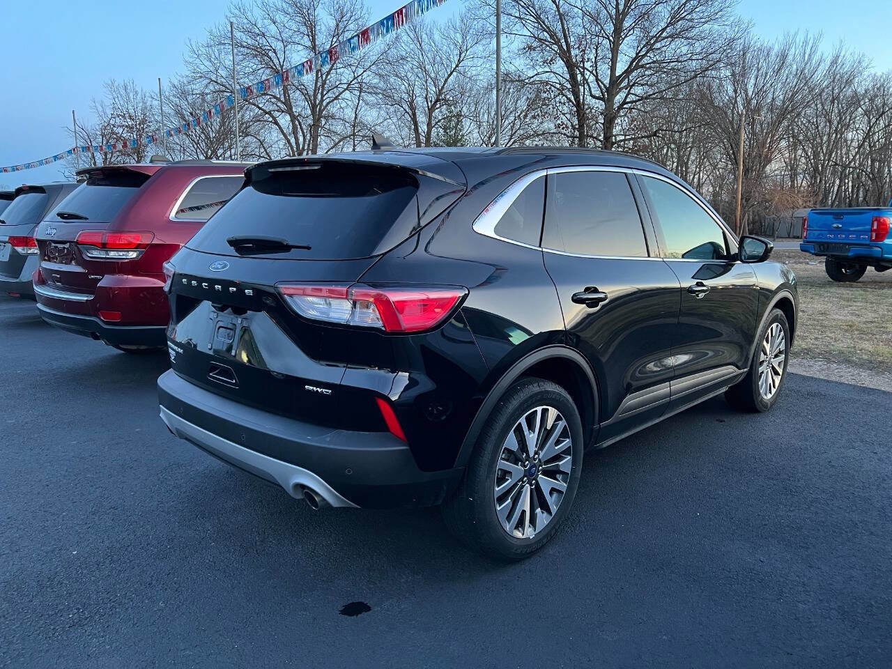 Used 2022 Ford Escape Titanium image 3